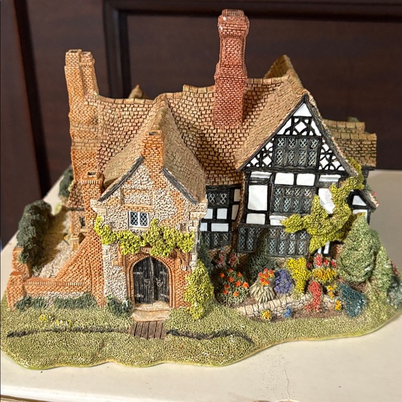 Lilliput Lane Collectible Cottage Figurine - Picture 2 of 9